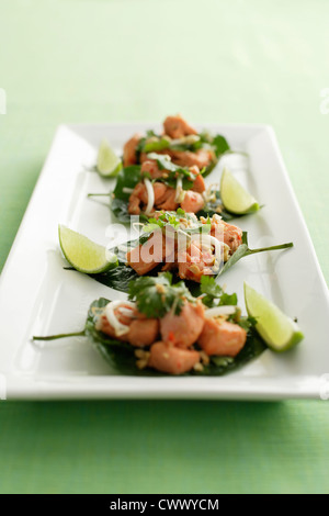 Piastra di salmone con insalata e calce Foto Stock