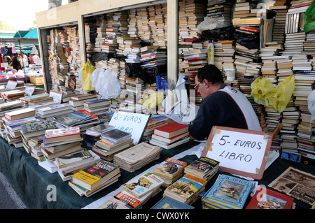 Di seconda mano edicola pile di libri Libri impilati vecchio mercato di Barcellona Foto Stock