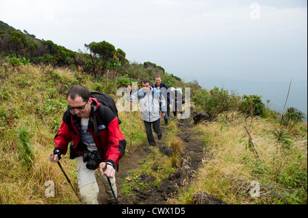Gli escursionisti scalata del vulcano Nyiragongo, il Parco nazionale di Virunga, Repubblica Democratica del Congo Foto Stock