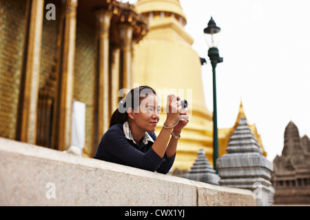 Donna di scattare foto al tempio ornati Foto Stock