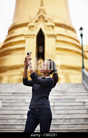 Donna di scattare foto al tempio ornati Foto Stock