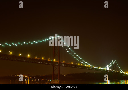 Ponte urbana illuminata di notte Foto Stock