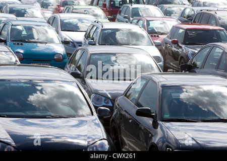 Occupata area di parcheggio, il concetto di immagine, spazi di parcheggio in Germania, Europa Foto Stock