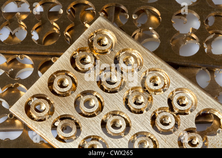 Foglio di ottone con fori tondi, rottami di ottone Foto Stock