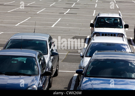 Occupata area di parcheggio, il concetto di immagine, spazi di parcheggio in Germania, Europa Foto Stock