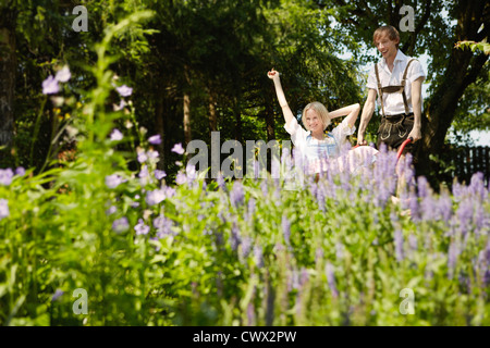 Giovane rilassante insieme all'aperto Foto Stock