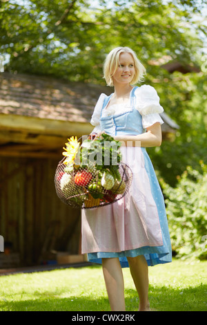 Donna con cesto di verdure fresche Foto Stock
