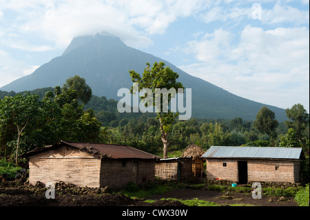 Fattorie alla base del Vulcano Monte Mikeno, il Parco nazionale di Virunga, Repubblica Democratica del Congo Foto Stock