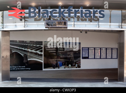 Blackfriars Staion ingresso - La nuova energia solare stazione ferroviaria/ponte sulla riva sud del fiume Tamigi Foto Stock