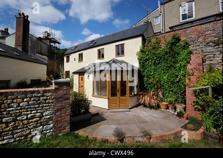 Un rinnovato cottage con abbinamento di eseguire il rendering di piastrelle di ardesia e legno tinto UK Foto Stock