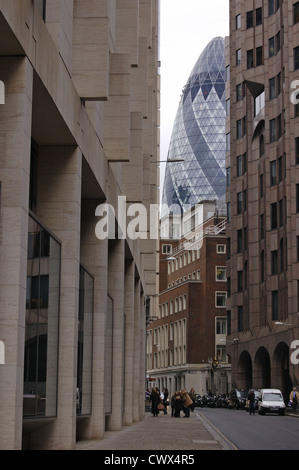 Solo editoriale. Il Gherkin attraverso una strada stretta nella City di Londra, Inghilterra Foto Stock