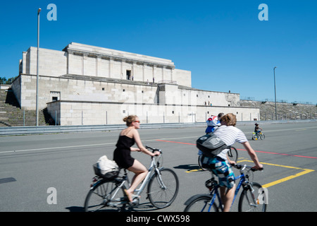 L'ex partito nazista rally di motivi Zeppelinfeld a Norimberga in Baviera Germania Foto Stock