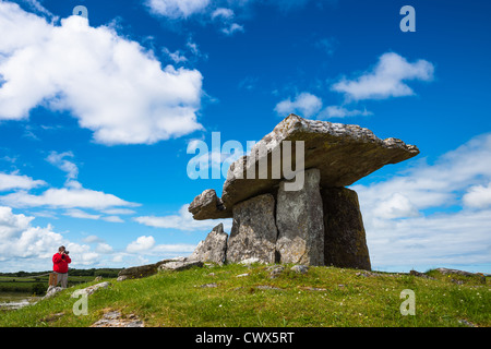 I turisti a Poulnabrone dolmen nel Burren area della contea di Clare, Repubblica di Irlanda. Foto Stock