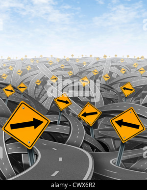 Soluzioni e strategie con gli obiettivi strategici e di viaggio scegliendo il giusto percorso strategico per il business con giallo segni di traffico con le frecce aggrovigliato di strade e autostrade in una confusa direzione. Foto Stock