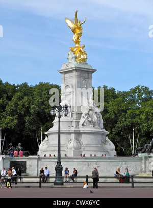 Memoriale della Victoria costruito nel 1913 in onore della regina Victoria si trova di fronte a Buckingham Palace alla fine del Mall London Foto Stock