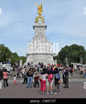 Memoriale della Victoria costruito nel 1913 in onore della regina Victoria si trova di fronte a Buckingham Palace alla fine del Mall London Foto Stock