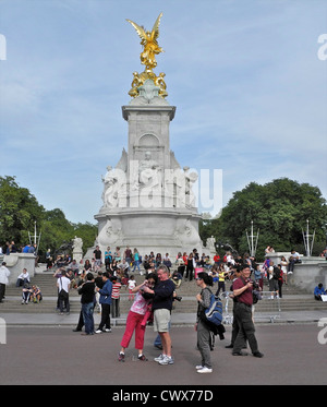 Memoriale della Victoria costruito nel 1913 in onore della regina Victoria si trova di fronte a Buckingham Palace alla fine del Mall London Foto Stock