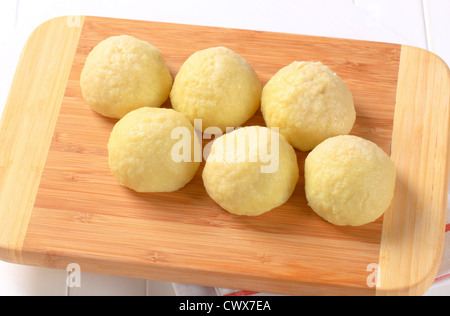 Ripiene di carne gnocchetti di patate sul bordo di taglio Foto Stock