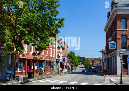 Vista anteriore giù Street nella città storica di Bath, Maine, Stati Uniti d'America Foto Stock