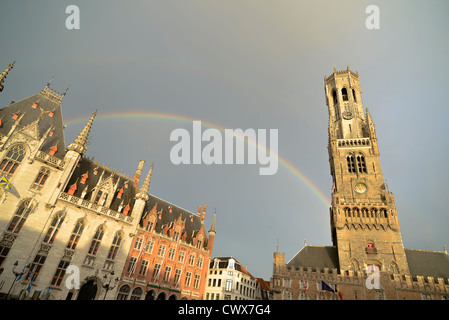 Campanile con Governo Provinciale Palace,Piazza del Mercato di Bruges,Belgio Foto Stock
