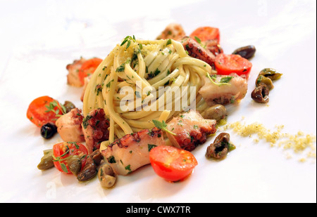 Spaghetti con frutti di mare e verdure Foto Stock