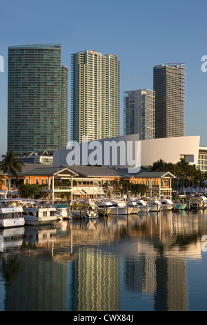 BAYSIDE MARKETPLACE MARINA AMERICAN AIRLINES ARENA skyline del centro di Miami, Florida, Stati Uniti d'America Foto Stock