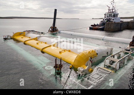 Parte di acquamarina Oyster 800 ondata di energia del dispositivo ormeggiato a Lyness, in attesa di traino alle EMEC sito test per l'installazione. Foto Stock