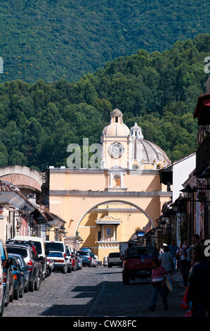 Strada del centro e la chiesa di Nostra Signora della Misericordia, Antigua, Guatemala, un sito Patrimonio Mondiale dell'UNESCO, l'America centrale. Foto Stock