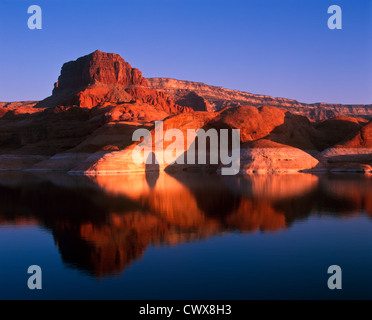 Padre Bay a Sunrise, Lake Powell, Arizona/ Utah. Abbiamo secco si accamparono in questa zona dal nostro motoscafo. Foto Stock