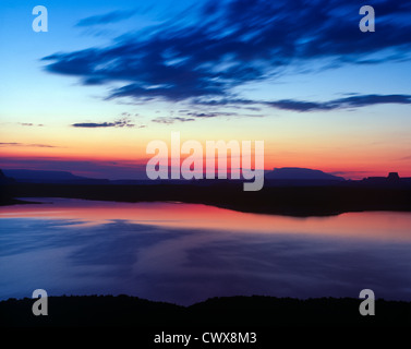 Alba sul lago Powell, Wahweap Bay area. Northern Arizona/Utah confine. Pagina, Arizona. Foto Stock