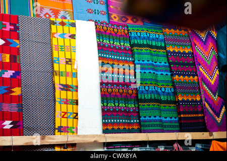 Tessuto coperte a El Carmen mercato artigianale Antigua, Guatemala, Sito Patrimonio Mondiale dell'UNESCO. Foto Stock