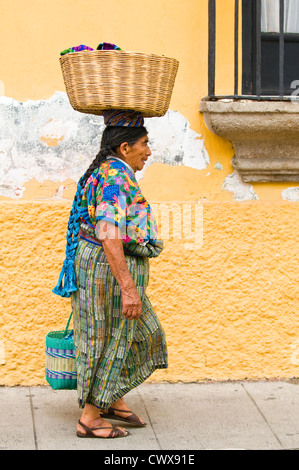 Maya donna che indossa tradizionali huipiles Maya (camicetta) e corte (mantello), Antigua Guatemala, Sito Patrimonio Mondiale dell'UNESCO. Foto Stock