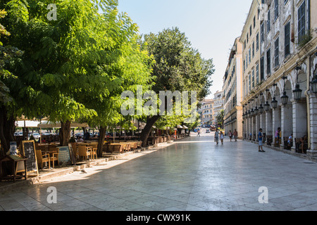 I turisti a piedi nel Liston Street, Città di Corfù, Corfu, Isole Ionie, Grecia. Foto Stock