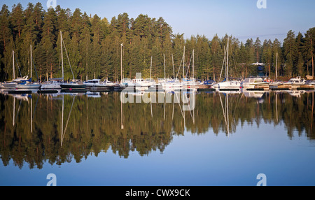 Yacht e imbarcazioni da diporto ormeggiata in piccole comunità marina. Città di Imatra, Finlandia Foto Stock