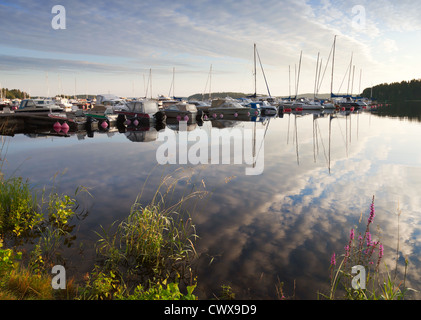 Yacht e imbarcazioni da diporto ormeggiata in piccole comunità marina. Città di Imatra, Finlandia Foto Stock