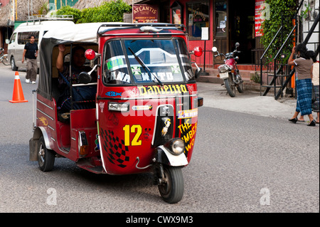 Guatemala, San Juan la Laguna. Un tuk tuk taxi san juan la laguna lago de atitlan lago Atitlan guatemala. Foto Stock