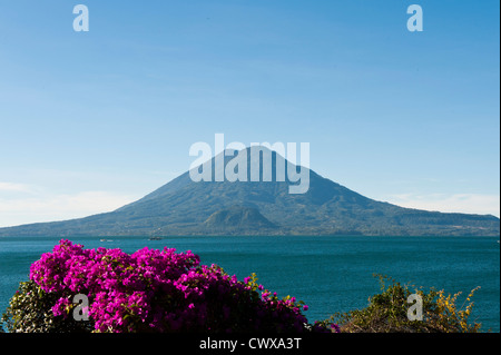 Vulcano Toliman e Lago de Atitlan, lago Atitlan, dall'Hotel Atitlan, San Juan la Laguna, Guatemala. Foto Stock