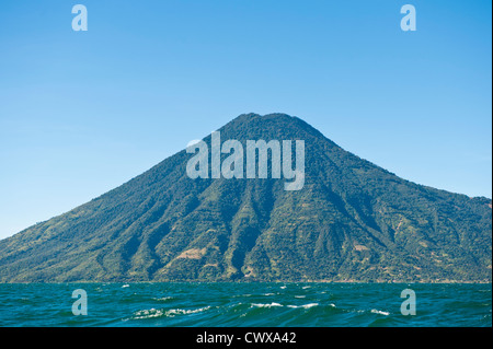 Vulcano Toliman e Lago de Atitlan, lago Atitlan, dall'Hotel Atitlan, San Juan la Laguna, Guatemala. Foto Stock