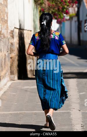 Maya della donna che indossa huipiles tradizionali huipil camicetta e corte gonna, Santiago Atitlan, lago Atitlan guatemala. Foto Stock