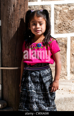 Guatemala, Santiago Atitlan. Giovane ragazza Maya in abito tradizionale, Santiago Atitlan lago de atitlan lago Atitlan guatemala. Foto Stock