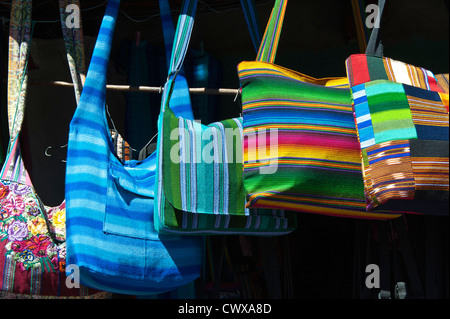 Guatemala, Santiago Atitlan. Souvenir borse di stoffa a Santiago Atitlan, lago Atitlan, Guatemala. Foto Stock