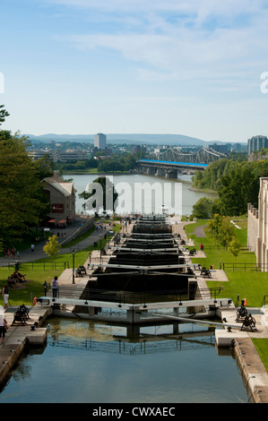 Rideau Canal Ottawa blocca che unisce Rideau Canal al fiume Ottawa con Alexandra Bridge in lontananza. Ottawa. Ontario, Canada Foto Stock