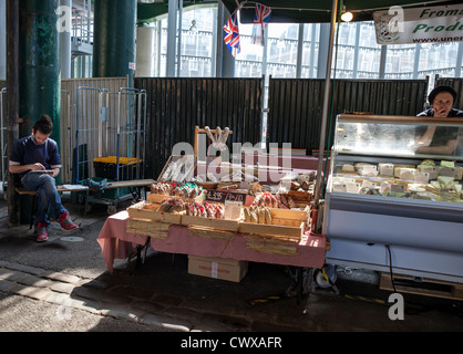 Annoiato Trader surveyng tranquilla - Mercato di Borough Market, Southwark Foto Stock