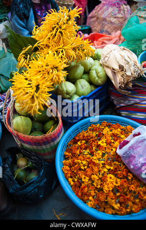 Fiori frutto nel mercato locale, Chichicastenango, Guatemala. Foto Stock