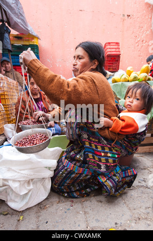 Donna bean fornitore nel mercato locale, Chichicastenango, Guatemala. Foto Stock