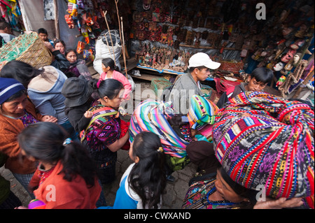 Gli acquirenti nel mercato locale, Chichicastenango, Guatemala. Foto Stock