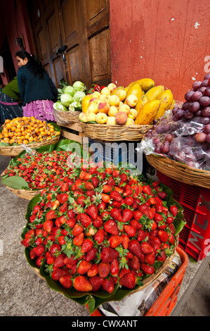 Fornitore di frutta nel mercato locale, Chichicastenango, Guatemala. Foto Stock