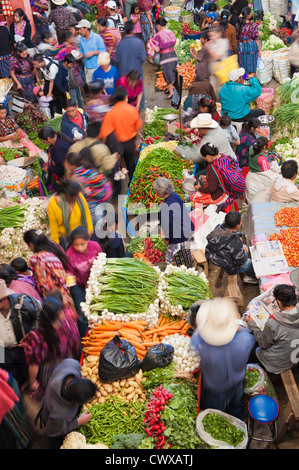 I fornitori di vegetali all'interno del locale mercato di strada, Chichicastenango, Guatemala. Foto Stock