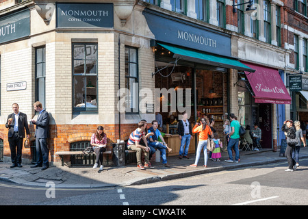 Le persone che si godono la pausa pranzo fuori Monmouth Coffee Company, Southwark, Londra, Inghilterra, Regno Unito - Settembre 2012 Foto Stock