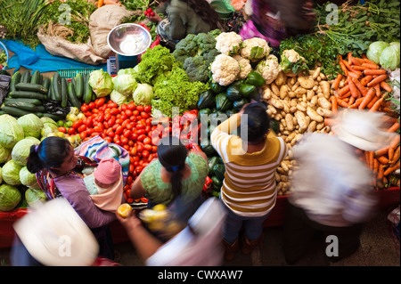 I fornitori di vegetali all'interno del locale mercato di strada, Chichicastenango, Guatemala. Foto Stock